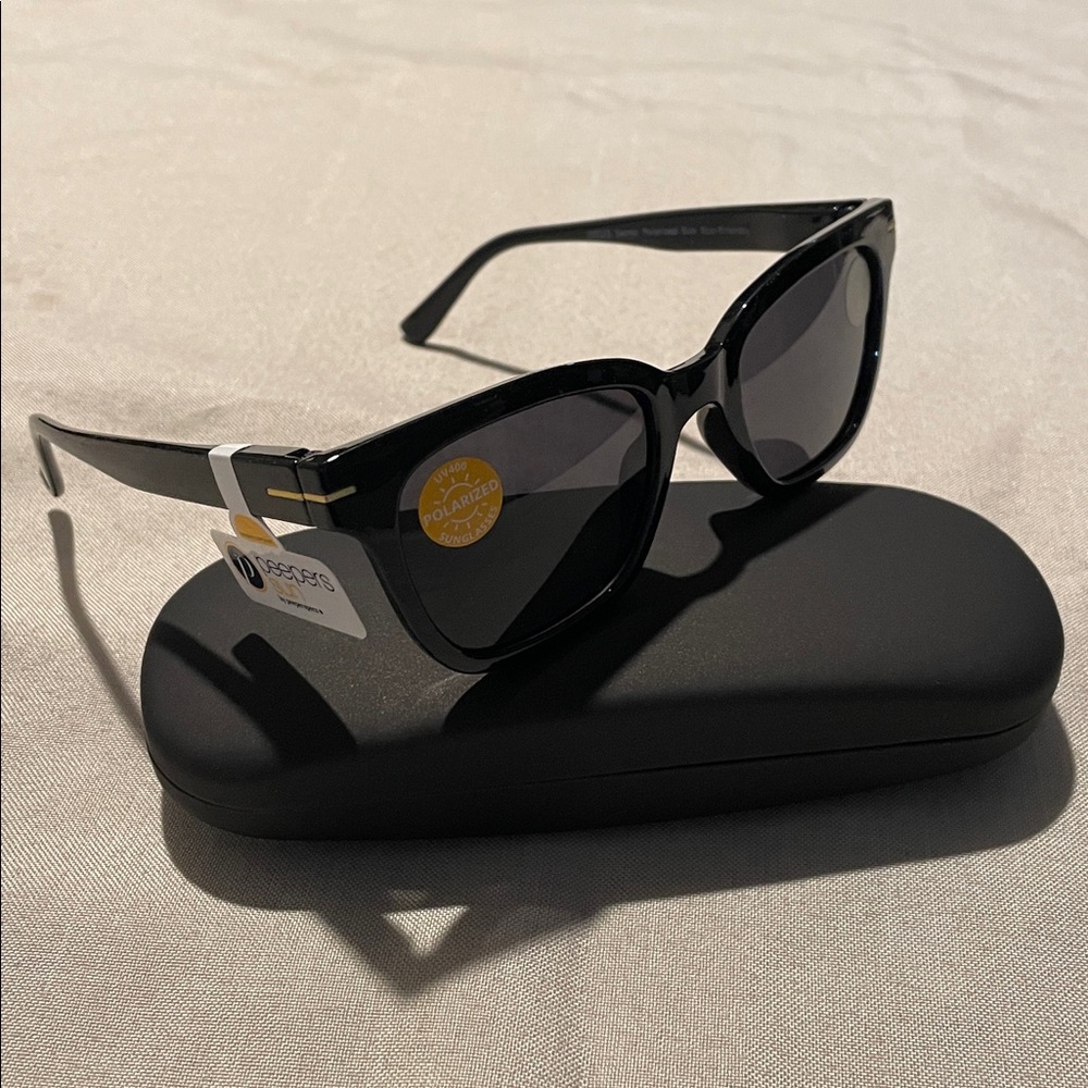 NWT Peepers Men's Sandy Sun Polarized Square Black Sunglasses & Case